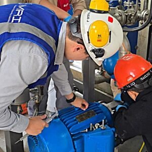 Equipo técnico de MRI realizando revisión de planes de mantenimiento industrial