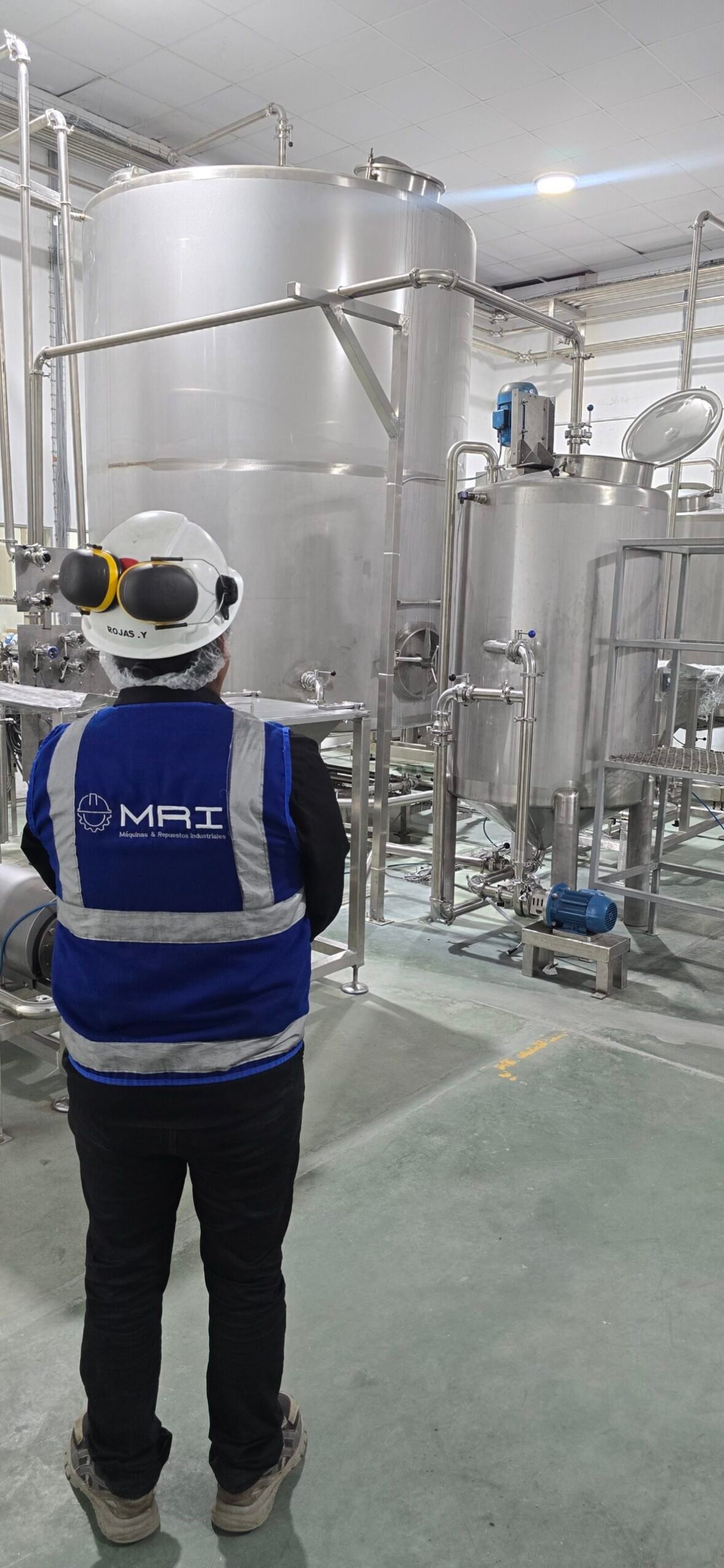 Servicios de MRI Perú para la industria alimentaria, con equipos en acero inoxidable, bombas sanitarias y soluciones de bombeo para procesos productivos.