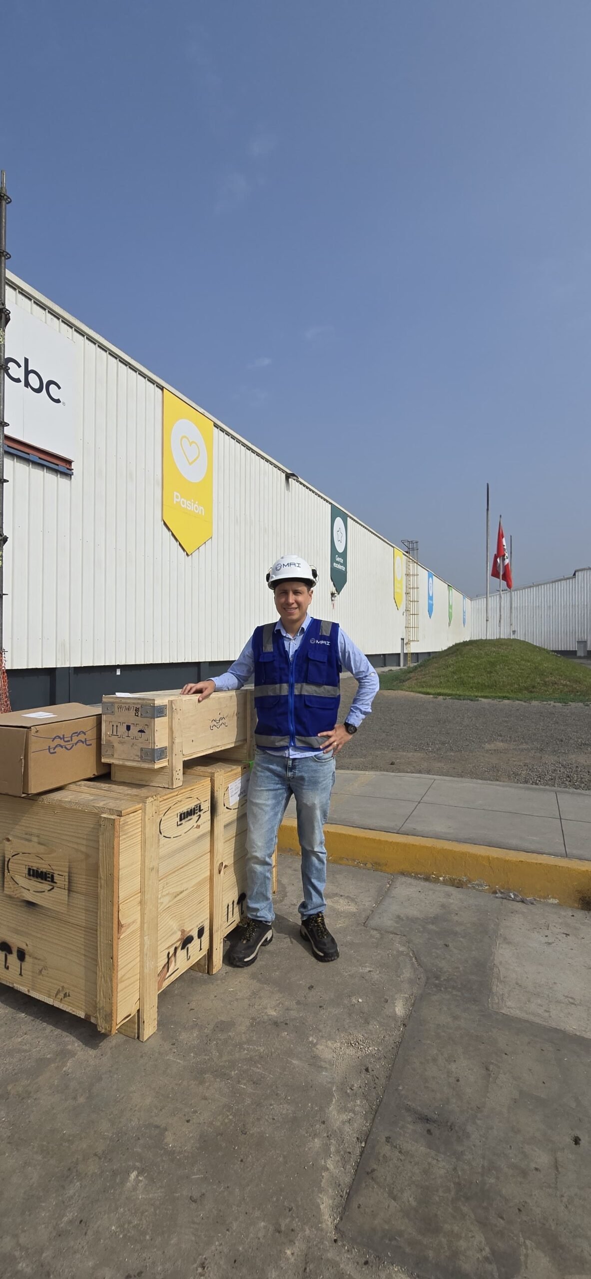 MRI Perú presenta a José Vallejo, gerente, junto a equipos para procesos industriales y componentes orientados a soluciones de bombeo y mantenimiento.